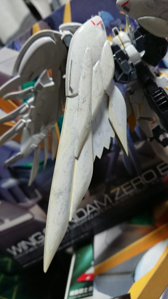 翼、微妙にグラデーションっぽくうすい黄色入れてます
埃みたいに見えているのは、ユニコーンパウダーというもので、ラメになっていてキラキラします。
写真だと埃です。(笑)