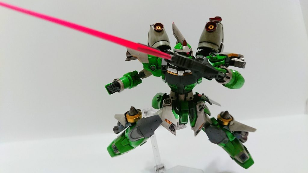 ## JDP2-MMX22ex  試製27mm機甲突撃銃 改
ストックが無い以外はあまり変更点は無いが、重斬刀を取り付ける箇所にビームサーベルを搭載している。
因みに、弾薬が切れた際はこちらをビームガンとして使用可能。