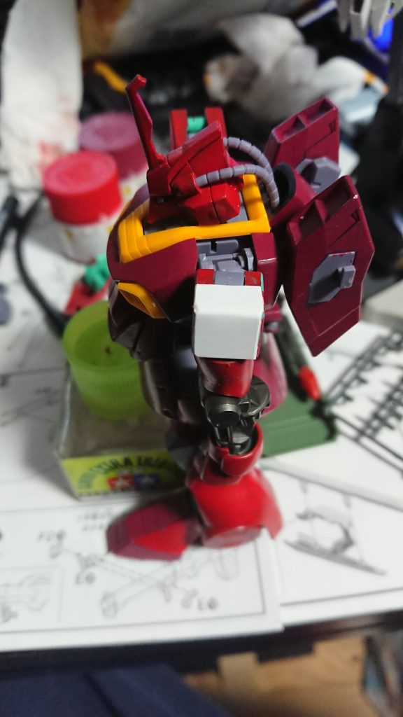 製作途中2

肩はそのままだとスリットが入っているのでプラ板で塞いでいます。