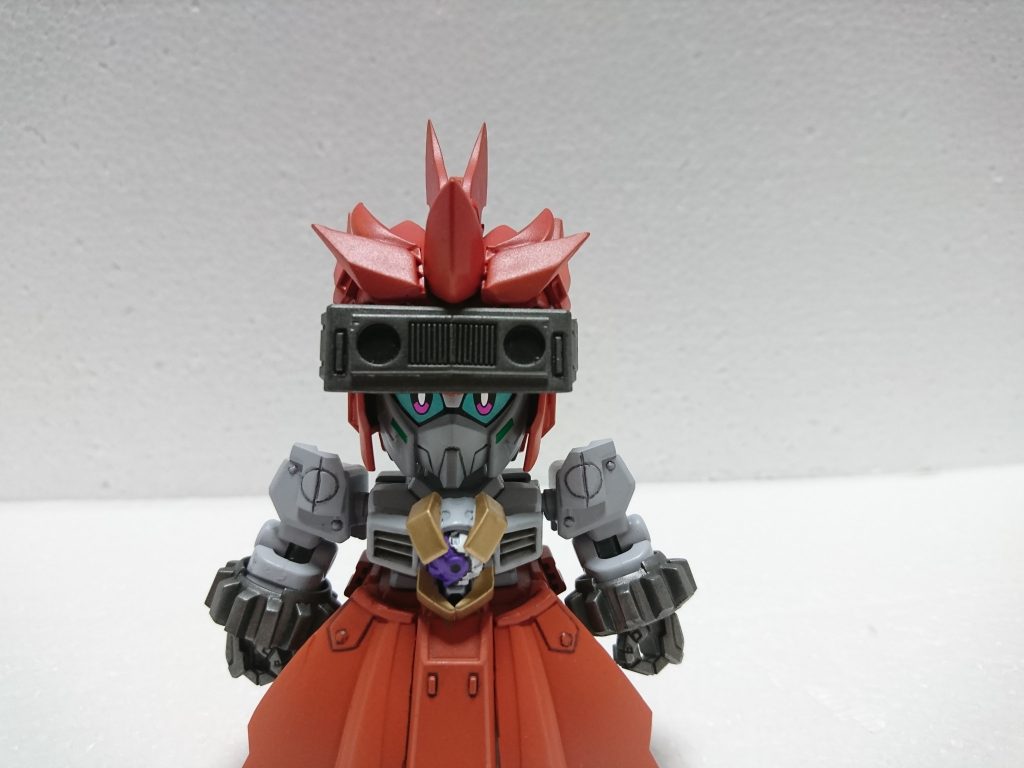 特徴的な髪の毛は色々な尖った部品で作りました。胸の核はあえて剥き出しに。