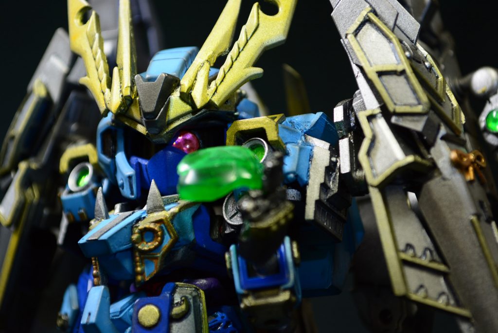 クリアバイザーの下にあるモノアイ