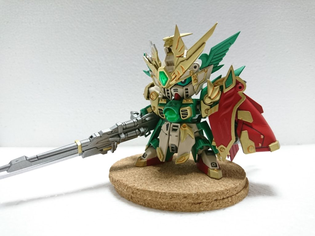 異国から来た武者という設定。同じ異国・マント繋がりという事で武者ローズをモチーフにしています。素体は武者ゴッド丸、それにHGフェニーチェとSDウイングやジャンクパーツで改造しました。