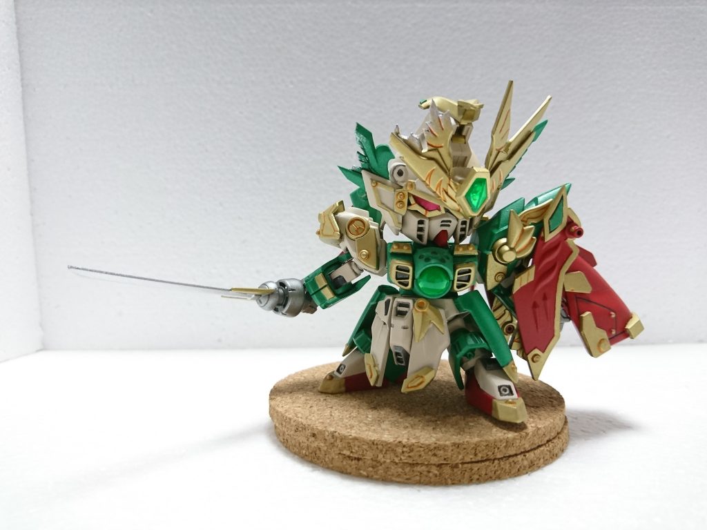 フェニーチェの左右の目が違うのを傷を隠す為の眼帯としてデザイン、頭部の傷痕も残したままという設定。