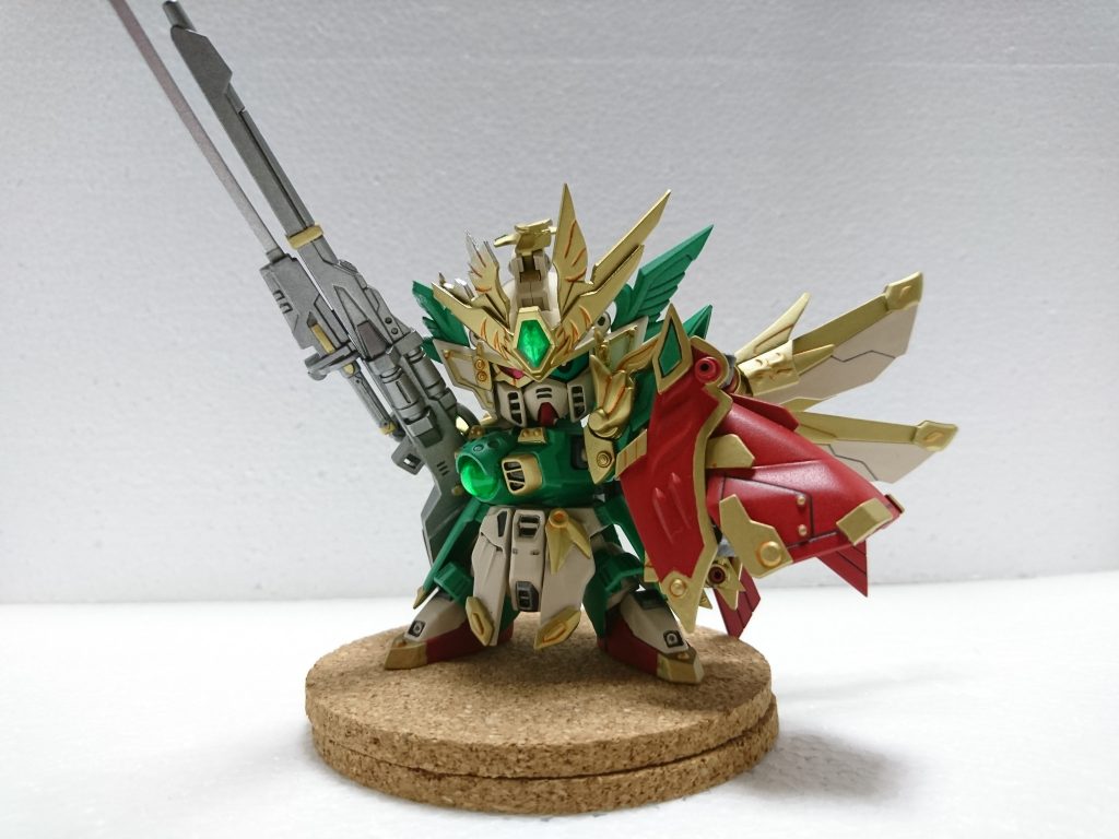 バスターライフルは銃剣のイメージで制作。マントはSDウイングのシールド等でそれっぽく。