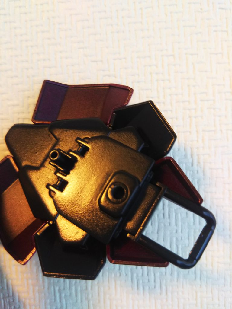 シールド。ローゼン・ズールの物の裏に、ギラ・ズールの物の一部を貼った形です。
少し削って、幅と角度を調整。
(写真では見やすくするために、黄色いライトを当てています。実際の色はつやありブラックです)


最後までご覧いただきありがとうございました！！