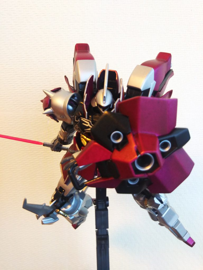 基本塗装は缶スプレー。表面処理後、黒サフベースで塗りました。

エングレービングの塗装は、ガンダムマーカーのシルバーを使いました。隠蔽力があって良いですね。