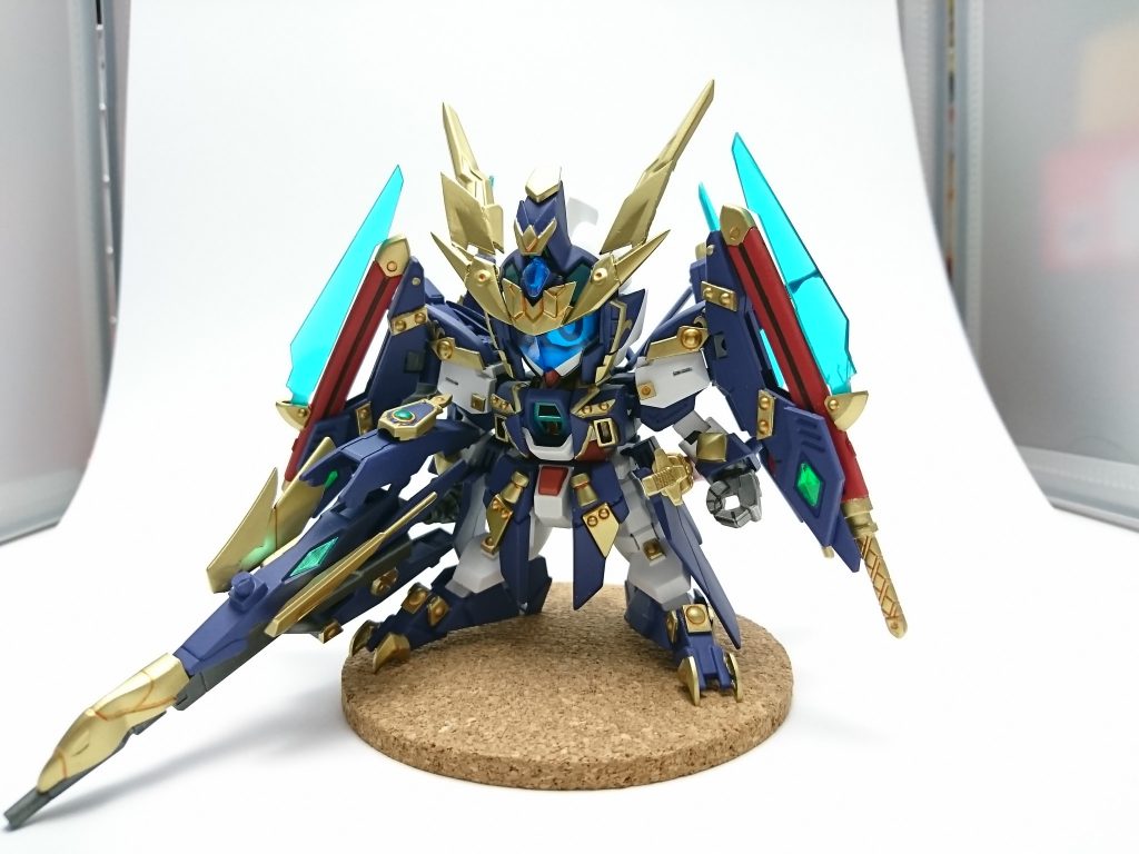 武者軍団の将軍クラスの指揮官として制作。刀と一体化したファンネルを全身に装備した剣術特化型。素体にBBのAGE-2、それにHGのAGE-2マグナムとジャンクパーツで改造しました。マグナムのビルダーのキョウヤさんのコートをイメージした装飾になってます。