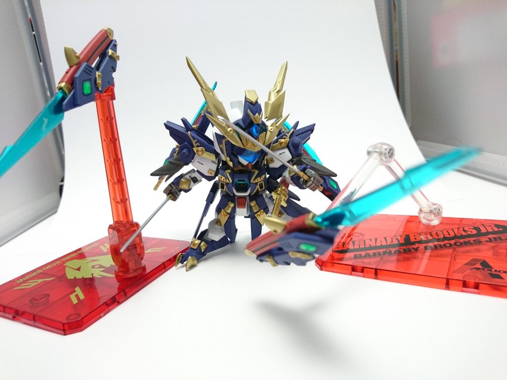 抜刀した後のファンネルからビーム刃を形成、あらゆる場面で隙が無いベテラン!