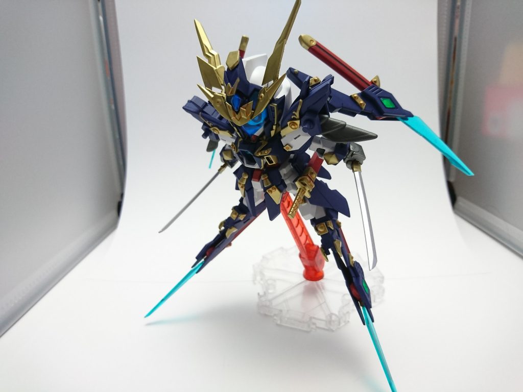 足にもファンネルを装備させて蹴り技も斬撃属性に!