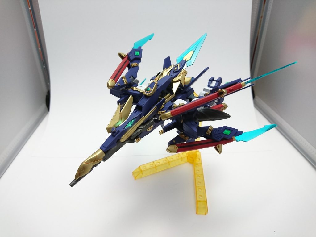 「マグナフェニックス」形態。高速移動と突貫攻撃が可能に。