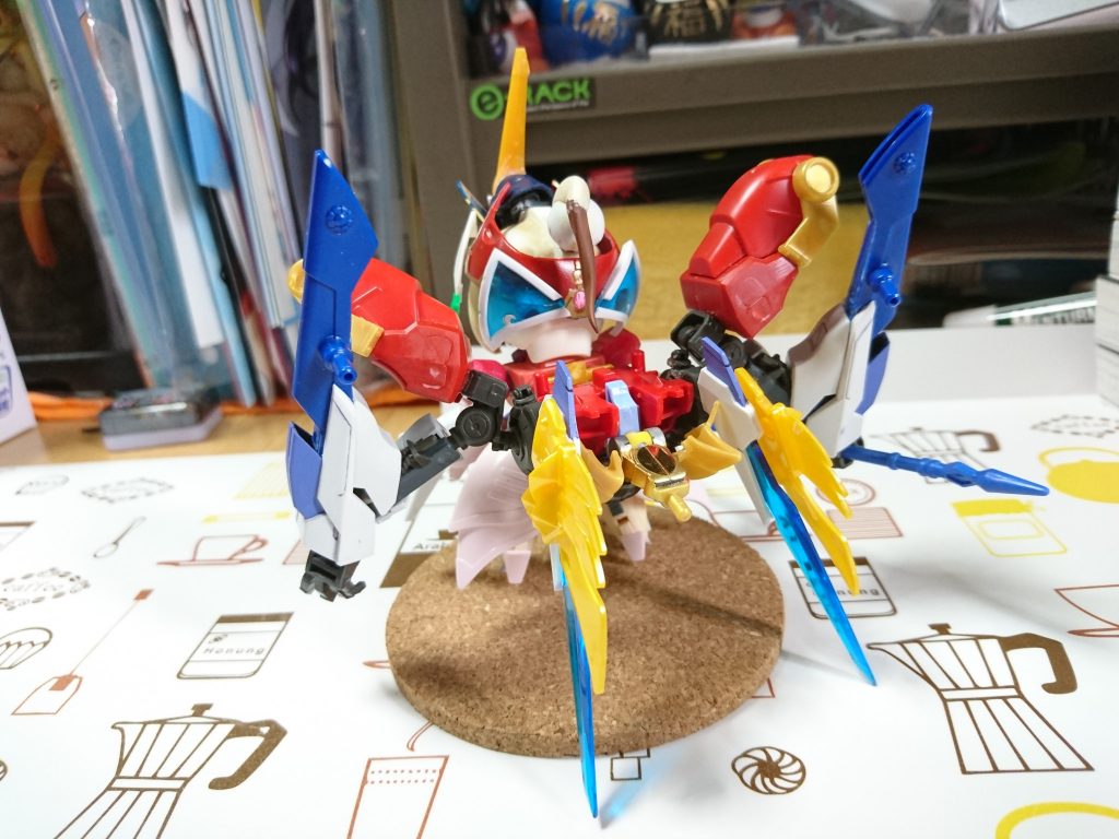 素体はティファ、お供はベルティゴを鳥モチーフで、合体後はガンダムヌーヴェルをイメージしています。