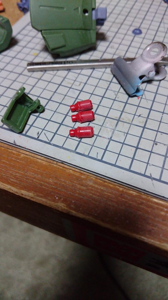 ハンドグレネードは3つで1パーツ構成だったので切り離してます