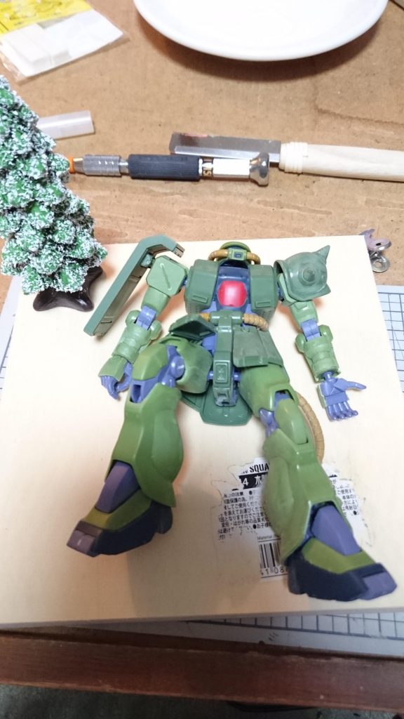 木と土台は100均です。そこにタミヤの情景テクスチャーペイントを塗りました。