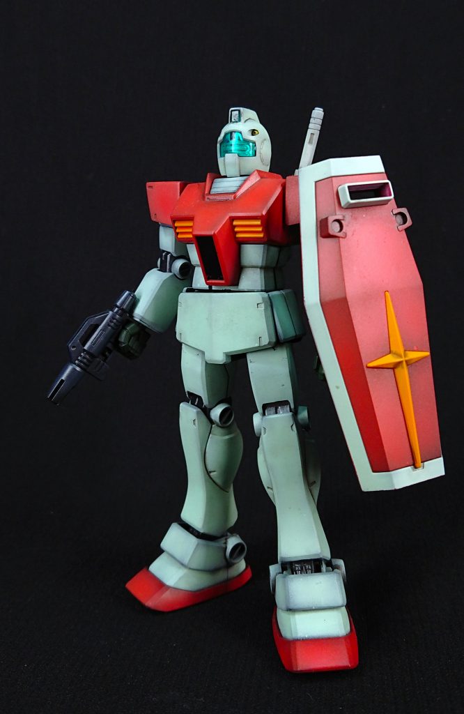 武装はビームスプレーガンとシールド。