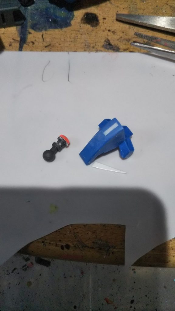 レンズ分が干渉したのでカットして接着