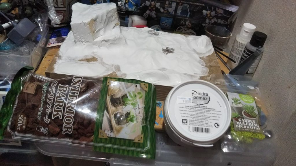 ペースト状のものはジオラマ用のものですが、100均でほぼ揃えました。