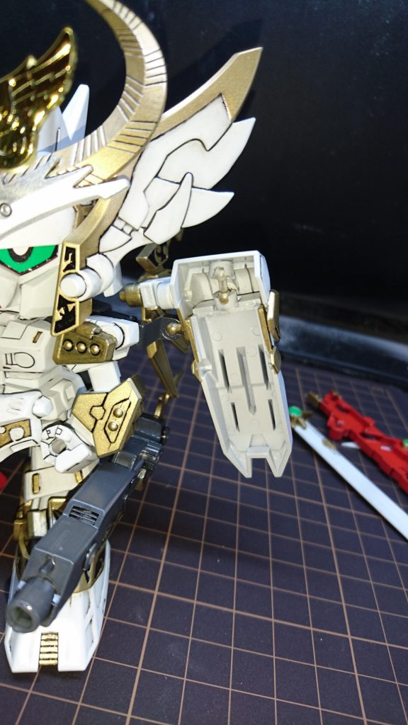 各所、ジョイントパーツやビルドファイターシリーズの「アームアームズ」で稼働範囲を拡張しています。軽装タイプにおける肩部分は、「武者列伝・零」掲載の立ち絵を参考に三国伝張飛ガンダムの肩と二代目頑駄無の肩鎧パーツを加工・接着し、独自解釈で作成しました。