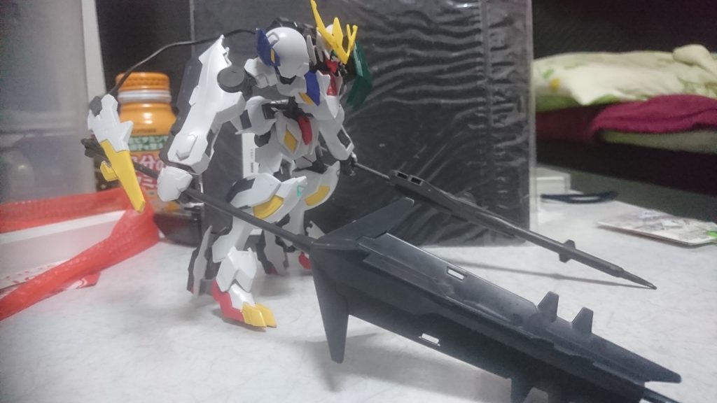 鉄華団コンプリートセットを買っていたのでそのオプションパーツと武器を持たせて見ました。いずれ塗装とかもやってみたいです(*・∀・*)