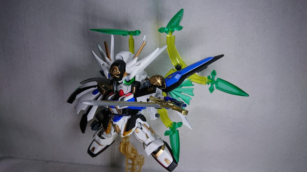 武装「ソードビット」
バックパックとして装備してあるバインダーを開く事により計6本のソードビットを展開。