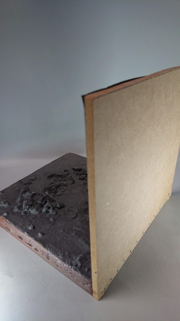 『専用台座(お手軽ジオラマ)』
100均の『板』『粘土』『発泡スチロール』『背景用の紙』『絵の具』『釘』を使って作りました。
作り方の写真は消しちゃってたので、気が向いたらまた作る時にでも。