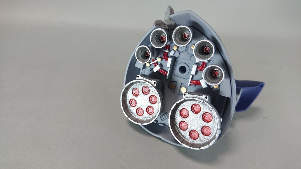 『SDジオング』
こちらは、プチッガイ要素無しです。
左腕には切れた線を付けています。

スカートの中を覗きたい人のために塗り分けもしています。
ダメージでめくれてる部分は、パテで再現しました。