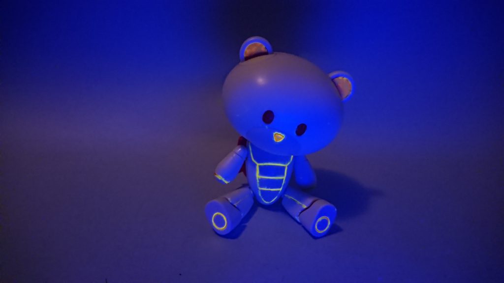 ここ最近知ったのが、この子『ブラックライト』で光るんですw
蛍光塗料で塗ったなんて覚えてもなかったです(。>д<)