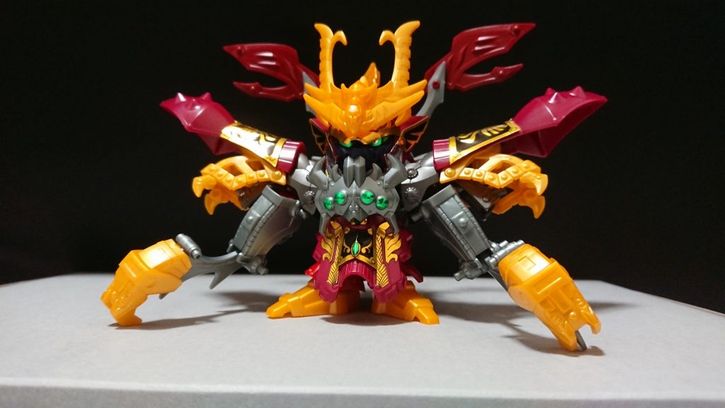 郭嘉ヴァサーゴをベースに司馬懿サザビーの外装を出来るだけ取り付けた結果生まれたのがコチラの天地鵬 郭嘉(てんちほう かくか)です。
素材となった2体?のガンプラは「色が似てるから塗装をせずとも統一性のある仕上がりになるのではないか」という安直な考えで選び購入し合体させました。
本当にやった事はパーツをくっ付けただけなんですが作ってて楽しかったです🙂
値段、作りやすさ共に紳士的なSDのガンプラはまた作ってみたいなと思いました😊