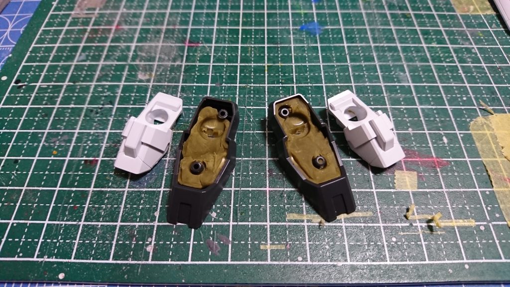 背負いものの重量が増したので、足の内部に100均の強力磁石と粘土を詰め込んでいます。