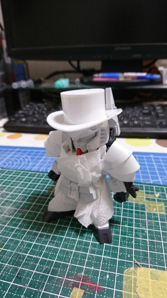 シルクハットを被って、肩に金属板イメージの装甲、キムワイプのコートを纏ったνさん。
ちょっと良い感じになってきた……?