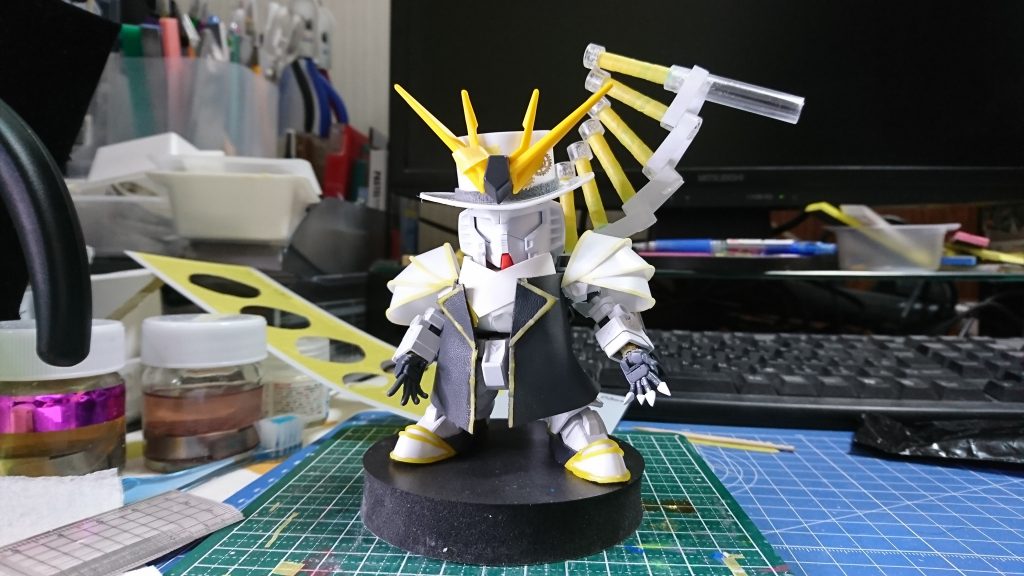 粗方の工作が終わったνさん。
外部安定装置を付けて、νガンダム独特のシルエットが完成。
手は、HGBCの平手に付け替えています。(左手のみ爪つき)
コートも革の端切れを切り貼りしたものに変わりました。