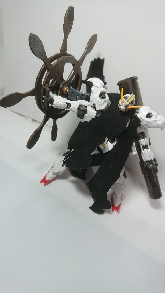 背中の舵輪は外して車輪武器になります。