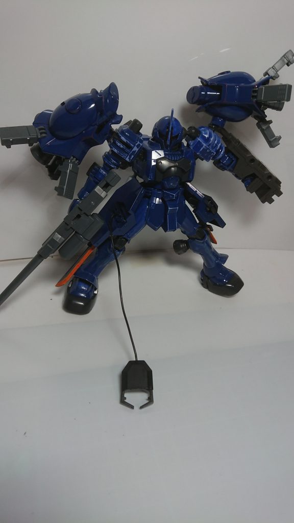 サイドスカートにシザーアンカー。
物を掴んだり、ワイヤーを利用した旋回などを目的に装備されたものです。

というのはこじつけで
ワイヤーやアンカーは個人的に好きな武装なので着けました