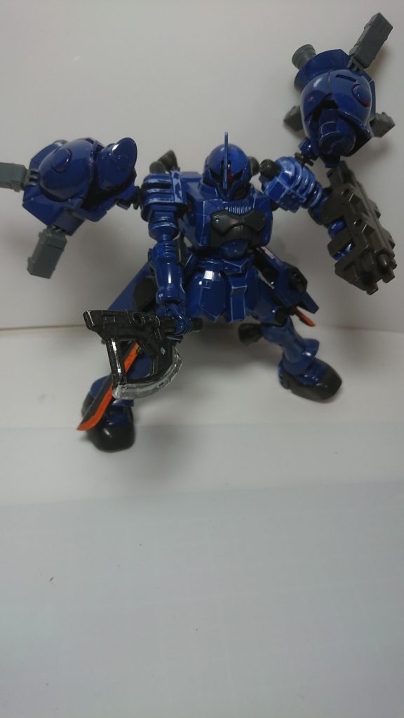 アックスモードとライフルモードで使い分けられる武器