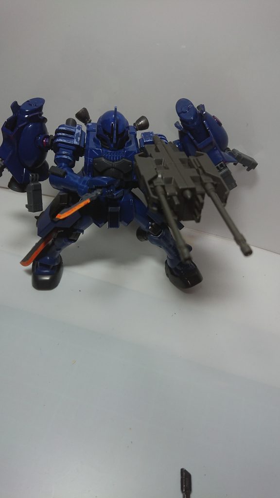 一応パイルバンカーシールドに200㎜砲を装備することも可能です