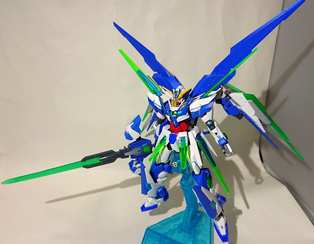 ヒロイックなシルエットになるように調整。
全身にファンネルとソードビットを装備している。
主要武装は右手に持つグレートGNソードⅤ。