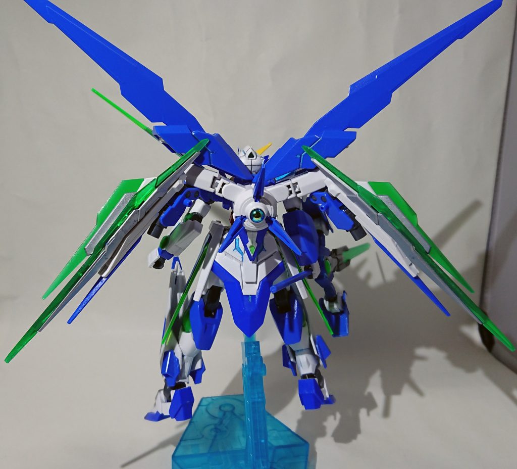 バックショット。
GNドライブは左右のソードビット装着部に一つずつ、背中の中心に一つ、計3つ搭載している。