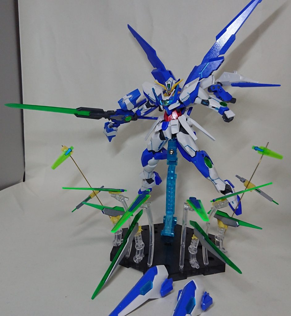 ソードビットが6機、Cファンネルが6機、足に装着されてる装甲もレガ―スファンネル(シールドファンネル)として使う事が出来る。合計14機のファンネルを同時に飛ばす事が出来るが、パイロットへの負担が凄まじい(脳がやばい)のであまり一度に全部は使いたがらない。