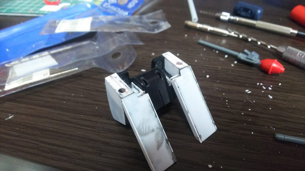 バックパックは近藤版サザビーの形状を再現しました。
プラ板を使ってここまで形を変えたのは初めてですが上手くいきました。
燃料タンクがバックパックと干渉しないような形状にするのが難しかったです。