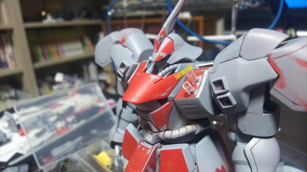 胸横に穴を開けて直接プラ棒を挿してスモークディスチャージャーにしています。
どうしても付けたかったのでこんな風になりましたが良いアクセントになったと思っています。