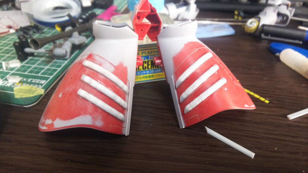 脚とフロントスカートに半円のプラ棒を使いディテールを追加しました。
脚部の形状に合わせて曲げて接着するのが大変でした。