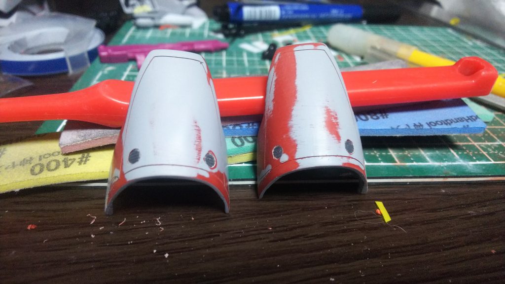 スピンブレードで穴をあけ、そこにコトブキヤのディテールパーツをはめ込みました。
このサイドアーマー以外にも全体に同じような加工をして情報量を上げています。