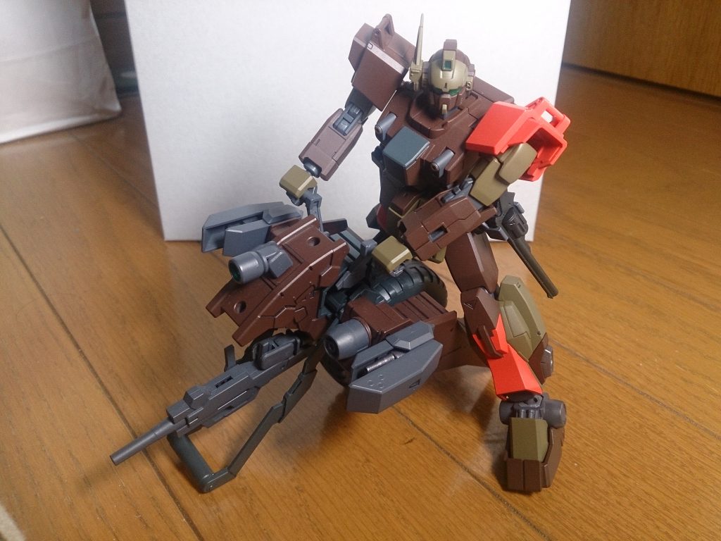 オプション装備その5、陸戦用バイク。名称は「マッドホッパー」。カウル下にサブマシンガンを一挺と両側面に実弾式ガトリング砲を備えます。ライトもあるので暗闇もばっちり。