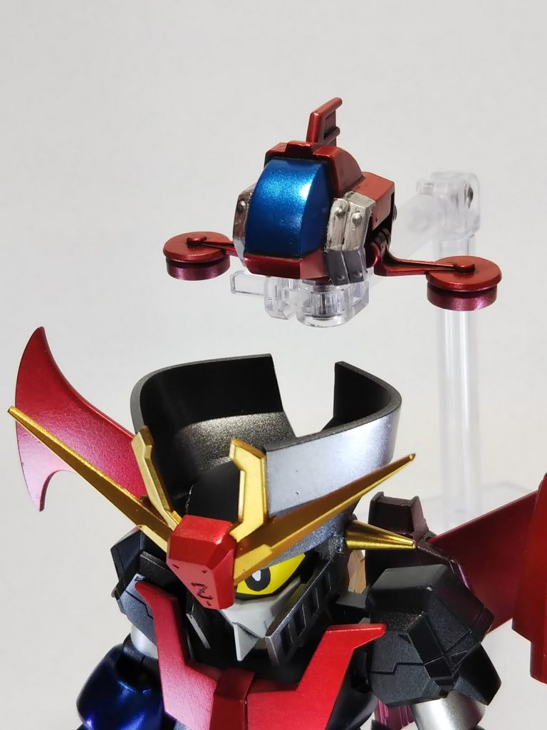 コックピットの戦闘機は天地頑駄無付属のコアベエの胴体を巾詰めし、SDCSマジンガーのホバーパイルダーの羽根をヒンジごと移植し、可動を残しています。