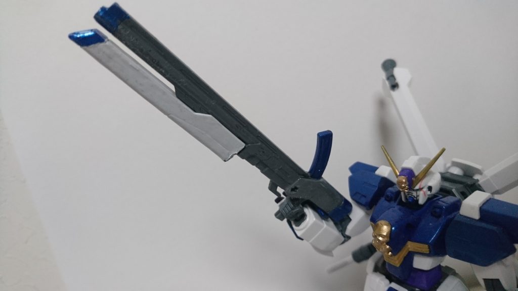 ライフルは鉄血のMSオプションセットのロングライフルをベースにストフリのクスィフィアスレール砲を加工したものを下に付けています
上部からはビーム、下部からはレールガンが出るイメージです。