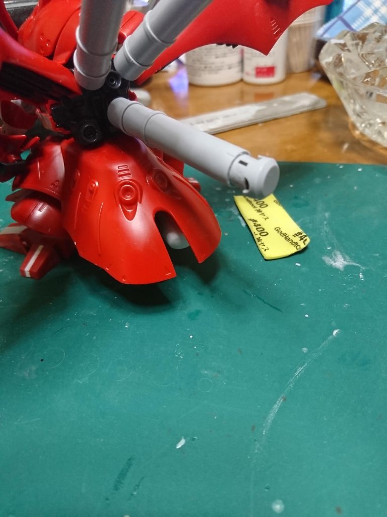 背中のプロペラントタンクもキットのは空洞が開いているので、ビルダーズパーツのタンクに変えて
三つの先端はシアノンで埋めて整形してます。