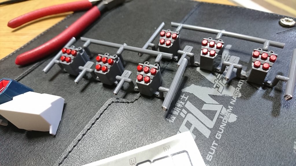 シール貼るか悩んだ結果、ちょこっと塗りました。