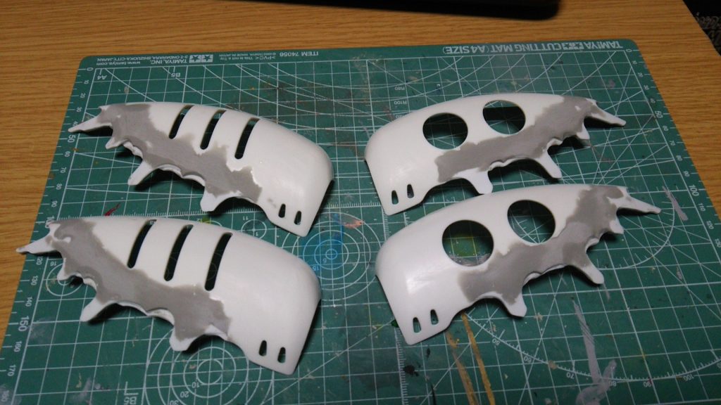 肩のバインダーにプラ板とパテ盛りでダムド作成