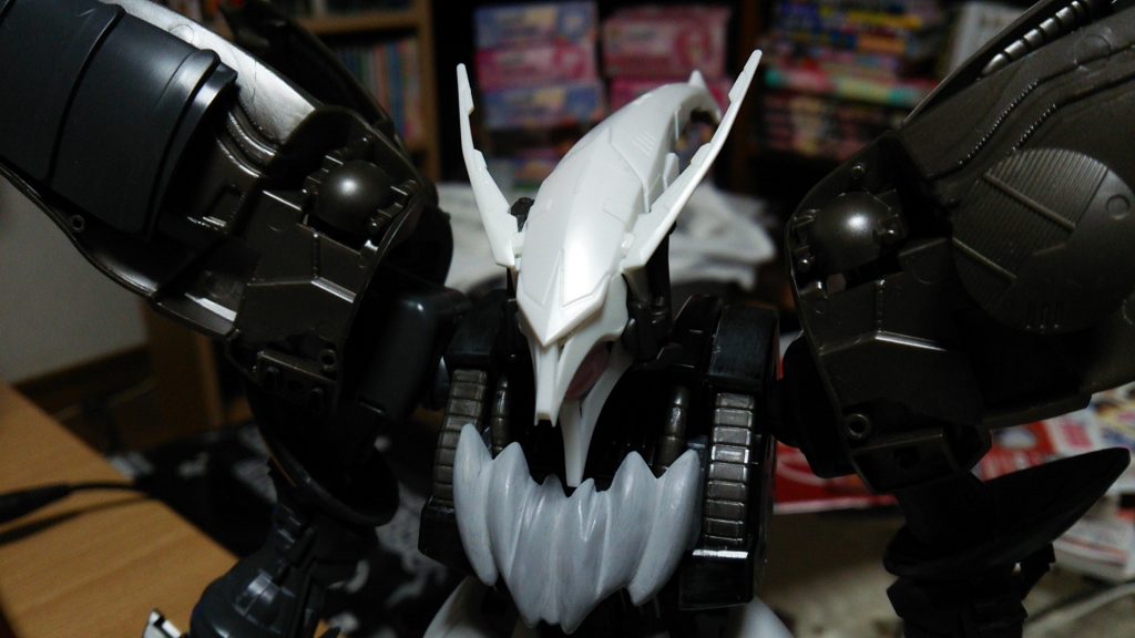 胸アーマーはパテ盛りで改造