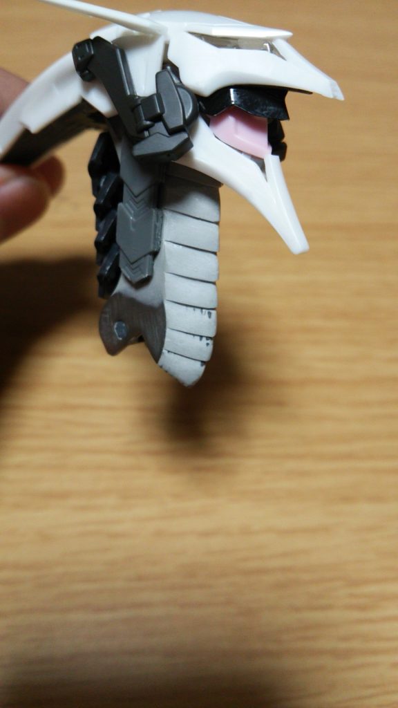 首は一度真ん中から切断してからパテで延長。削り出しました