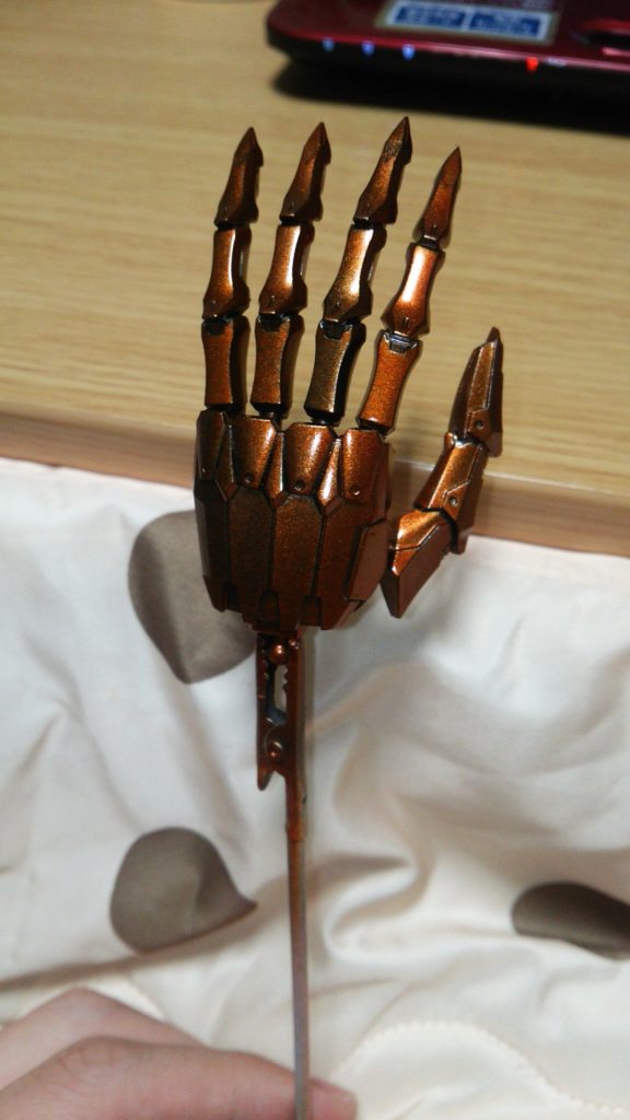 内部フレームは黒サフ、ガンメタル、メタリックオレンジで塗装。全て缶スプレーです(ФωФ)